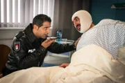 Tariks (Serhat Cokgezen, l.) Arabisch-Kenntnisse reichen nicht aus, um Bassam Khouzma (Samir Fuchs, r.) zu befragen, also versucht er es mit einer Übersetzer-App.