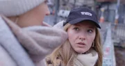 Mit der Aufschrift "Ukrainian in Berlin" auf ihrer Kappe signalisiert Liliia (28) Verbundenheit mit ihrer Herkunft, um auch in der Fremde ihre Wurzeln zu zeigen.