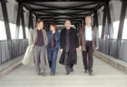 Tilo Prückner (links) als Eduard Holicek, Julia Schmidt (2. von links) als Jenny Graf, Jürgen Schornagel (2. von rechts) als Bruno Kern, Robert Atzorn (rechts) als Jan Casstorff.