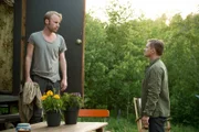 Jens Jensen (Florian Lukas, r.) trifft vor dem Bauwagen, in dem seine neue Freundin wohnt, auf Ralf Düsbeck (Florian Karlheim, l.).