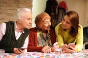 Katharina ist gerührt, als sie erste Erfolge bei ihren Smartphone-Schülern sieht. Von links: Theresa Brunner (Ursula Erber), Traudl (Monika John) und Katharina Benninger (Carina Dengler).