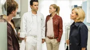 Verabschiedung im Krankenhaus. Stefan Vollmer (Hendrik Duryn, l.), Karin Noske (Jessica Ginkel), Christoph Neumann (Florian M. Odendahl), Charlotte Noske (Andrea L'Arronge, r.).