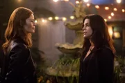 Beim Versuch das "Playbook" von Eva (Cassidy Freeman, l.) zurück zu holen, gerät Special Agent Gregorio (Vanessa Ferlito, r.) plötzlich in eine tödliche Falle. Wer der beiden Frauen wird als erstes von seiner Waffe Gebrauch machen?