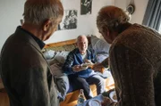 Sein letzter Wille hat es in sich: Vincent (Sepp Schauer) verpflichtet Ferdi (Philipp Sonntag, li.) und Barthl (Friedrich von Thun, re.) zu einer heiklen Mission.