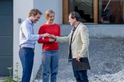 Maja (Anna von Haebler, M.) und Carsten Maiwald (Tom Radisch, l.) bekommen die Schlüssel zu ihrem gemeinsamen Haus von Makler Angermann (Peter Weiß, r.) überreicht.