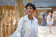 Zoodirektorin Amal Bekele (Dennenesch Zoudé) freut sich auf die Überraschung von OB Herrenbrück, wenn sie ihm ihren Gast aus Berlin vorstellt.
