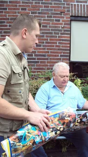 Hein (rechts) mit Trödelexperte Otto Schulte (links) beim gemeinsamen Ausmisten.