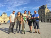 Das Team und Karl Ploberger vor dem Louvre in Paris.