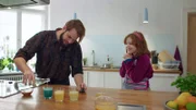 Felix und Elisabeth bereiten ihre eigene Orangenlimonade zu.