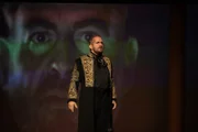 Sänger José Castaña (Carlos Magnusson) wird bei seiner letzten Arie erstochen.
