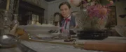 Merkwürdige Dinge gehen oder krabbeln in Theos (Eloise Little) Zuhause - dem "Museum für seltsame Artefakte und Legenden".