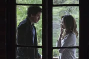 Darius (Santiago Cabrera, l.) muss seiner alten Freundin Theresa (Autumn Reeser, r.) erzählen, dass ihr Bruder tot ist.