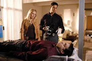 Dr. Carlos Garza (Randy Lewis Hernandez, vorne), Anästhesist an einer Beauty-Klinik, wird erhängt in seinem Appartement aufgefunden. Selbstmord oder Mord? Calleigh (Emily Procter) und Delko (Adam Rodriguez) suchen nach Spuren.
