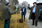 Die Kommissare Stadler (Dieter Fischer, r.) und Hansen (Igor Jeftić, M.) fragen den Gärtner Max Treidl (Stefan Voglhuber, l.) nach Streitigkeiten in der Familie Herrling.