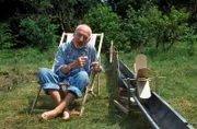 Ein heißer Sommer in Bärstadt. Beim Umleiten des Bärbachs in seinen Garten, entdeckt Peter die Wasserkraft und wie man diese nutzen kann.