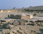 Ägypten - Kairo - Das antike Memphis (UNESCO-Liste des Weltkulturerbes, 1979). Abu Sir. Neuserre-Heiligtum für den Sonnengott Ra in Abu Jirab. Alabaster-Altar. Altes Reich, 5. Dynastie