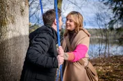 Greta (Laura Osswald, r.) und Luis (Michael Baral, l.) wird amüsiert klar, dass es eine Herausforderung sein wird, ihre Jobs außen vor zu lassen.