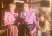 Mrs. Oleson (Katherine McGregor, M.), Nellie (Alison Arngrim, l.) und Willie (Jonathan Gilbert, r.) trauen ihren Augen nicht. Aus dem See taucht ein schreckliches Ungeheuer auf ...