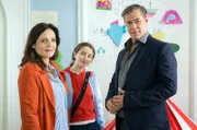 Christoph Lentz (Sven Martinek, r.) hat es wirklich durchgezogen. Er hat dem Leben als Klinikarzt den Rücken gekehrt und eine Kinderarztpraxis übernommen. Susanne Mertens (Elisabeth Lanz, l.) gratuliert ihn zu diesem Schritt und bewundert gemeinsam mit Luisa (Deborah Mary Schneidermann, M.) die Praxis.