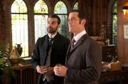 Bahmanyar (Zaib Shaikh) und Murdoch (Yannick Bisson) besprechen den Fall.