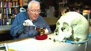 Es scheint, als hätte der Brand alle Spuren verwischt, doch Dr. William Bass findet im Schädel des Opfers einen winzigen Anhaltspunkt, dem das Feuer nichts anhaben konnte.
