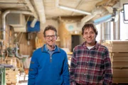 Die beiden Brüder und Rodelhersteller Thomas und Christian Gasser posieren für ein Foto