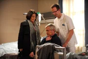 Joseph verbirgt vor Rosi, wie schwer ihn die Nachricht trifft, noch länger im Krankenhaus bleiben zu müssen. Von links: Rosi (Brigitte Walbrun) und Joseph Brunner (Wilhelm Manske).