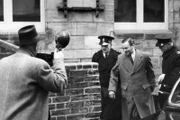 John George Haigh auf dem Weg in den Gerichtssaal