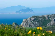 Blick von Marokko aus auf den Gibraltarfels.