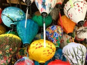 Zahlreiche farbenfrohe Lampions, die in einem Laden in Da Nang, Vietnam, zum Verkauf angeboten werden.