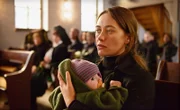 Fichtes Tochter Fina Jurisch (Mercedes Müller) trauert betroffen in einer Kirche.