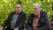Der Vater von Julia Bockhahn hatte eine enge Beziehung zu seiner Tochter und könnte möglicherweise bei den Ermittlungen behilflich sein. Doch der trauernde Gero Bockhahn (Veit Stübner, r.) ist nicht besonders gesprächig. Kann Revierchef Jan-Hinrich Reuter (Udo Kroschwald, l.) ihn zum Reden bringen?