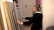 Cindy ist wieder in Rostock. Die 21-Jährige muss eine letzte Amtshandlung hinter sich bringen, um vollständig Rostock zu verlassen. Gemeinsam mit Freunden mistet Cindy ihre Wohnung aus.