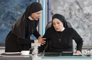 Oberin Theodora (Nina Hoger, r.) hat einen Schwächeanfall. Schwester Hanna (Janina Hartwig, l.) ist in Sorge.