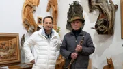 v.li.: Michael Ostrowski und der Maskenschnitzer Max Kössler in Maxs Werkstatt