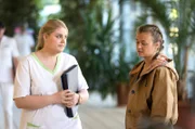 Anna Zübel erzählt Schwester Miriam, was ihre Schwester ihr bedeutet.