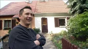 Um ihr Schnäppchenhaus zu finanzieren, mussten Uwe und Doris einen Kredit aufnehmen. Auf der Baustelle ist Uwe der alleinige Chef und lässt sich auch von seinen Freunden nicht reinreden. „Die Schnäppchenhäuser“ hat das Paar erneut besucht.