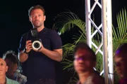 Jay Crocker (Paul Nicholls) fotografiert die Models auf dem Laufsteg.