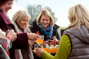 Die Lanfrauen freuen sich über eine Kartoffelwähe mit Quitten-Apfelpunsch, v.li. Christine Berrnhard, Jutta Braun, Tanja Müller und Michaela Frick.