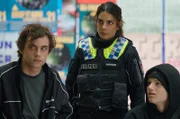 Isa (Lilli Hollunder) und Franzi konfrontieren Henry (Caspar Hoffmann, r.) und Erik (Levi Eisenblätter, l.) mit dem Vorwurf, dass sie Katja Cremer überfallen und beraubt haben sollen.
