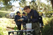 Brennan (Emily Deschanel) untersucht die sterblichen Überreste einer Frau, die in einem Sumpf in einem Neubaugebiet gefunden wurde.