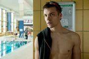 Carlo Lambert (Lennart Hillmann, r.), dessen Vater seinen Schwimmtrainer attackiert hat, scheint mehr über die Hintergründe des Vorfalls zu wissen, als er sagt.