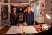 Kate Miskin (Carlyss Peer, li.) und Adam Dalgliesh (Bertie Carvel, re.).