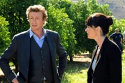 In einer Obstplantage werden die Leichen gefunden: Teresa (Robin Tunney, r.) und Patrick (Simon Baker, l.) beginnen mit den Ermittlungen ...