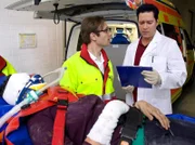 MDR Fernsehen IN ALLER FREUNDSCHAFT FOLGE 663, "Aus allen Wolken", am Sonntag (09.11.14) um 18:05 Uhr. Eine schwerverletzte Frau wird nach einem Autounfall in die Notaufnahme eingeliefert. Ihr Gesicht ist bandagiert und nicht zu erkennen. Ihr Name - unbekannt. Dr. Philipp Brentano (Thomas Koch, re.) reagiert schnell und lässt sie sofort in den Schockraum bringen. Noch ahnt er nicht, dass sich hinter all den Wunden und Brüchen eine frühere Freundin verbirgt.