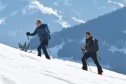 Martins (Hans Sigl, r.) alter Freund Heiko Stubben (Stephan Kampwirth, l.) aus New York ist zu Besuch in Ellmau. Die langjährigen Freunde unternehmen eine Schneewanderung in den Bergen.