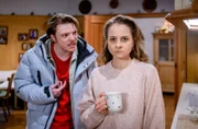 Theo (Lukas Leibe) ist sprachlos, als Stella (Daniela Galbo) für einen Moment ihre Maske fallen lässt.