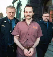 Am 24. Mai 1989 tötet Robert Auker (M.) seine Ehefrau. Seine Motive, sagt er später aus, waren Rache und Geldgier.