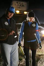 Gil Grissom (William Petersen, li.) gemeinsam mit Kollegin Catherine Willows (Marg Helgenberger, re.) nachts auf Spurensuche im Mordfall eines jungen ermordeten Polizisten.