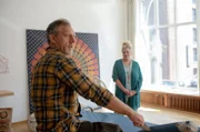 Hausmeister Rainer Kurmann (Lars Nagel, l.) tut alles für "Kuschel-Therapeutin" Dora Zuff (Carolin Spieß, r.) und auch alles, um sie zurückzugewinnen ...